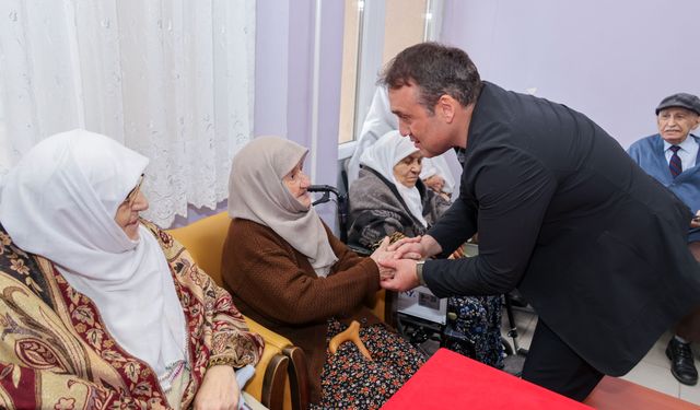 VALİ SÖZER'DEN HUZUREVİ ZİYARETİ