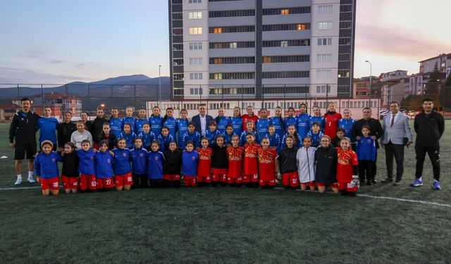 VALİ SÖZER, GENÇ SPORCULARLA BULUŞTU