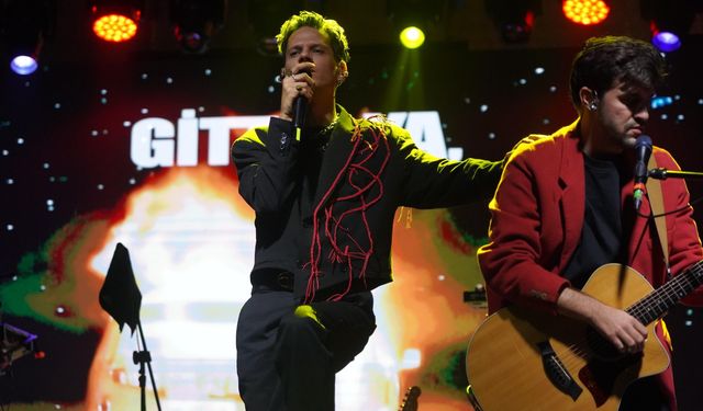 SAĞANAK YAĞIŞA RAĞMEN BİNLERCE KİŞİ MADRİGAL KONSERİYLE COŞTU