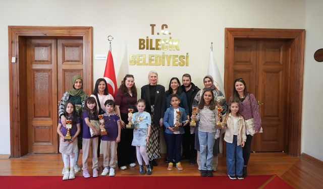 BAŞKAN SUBAŞI, ŞİİR VE RESİM YARIŞMASINDA DERECEYE GİRENLERE ÖDÜLLERİNİ VERDİ