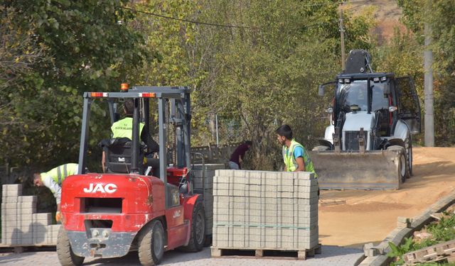PELİTÖZÜ'NDE CADDE VE SOKAKLAR KİLİT PARKE ÇALIŞMALARIYLA GÜZELLEŞİYOR