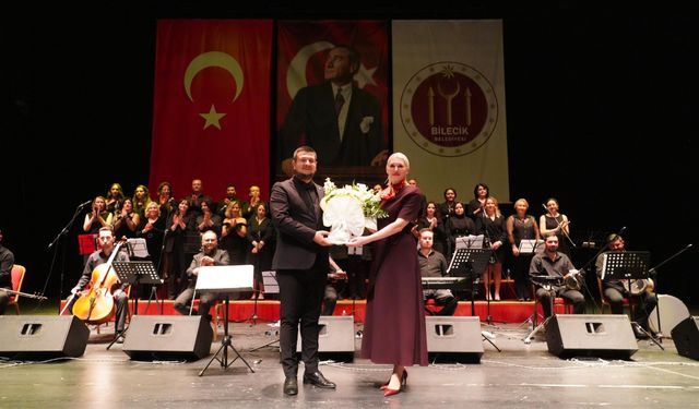 ATATÜRK’ÜN SEVDİĞİ ŞARKILARI HEP BİRLİKTE SÖYLENDİ