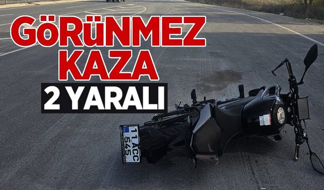 SEYİR HALİNDEKİ MOTOSİKLET ÖNÜNE ÇIKAN KÖPEĞE ÇARPTI: 2 YARALI