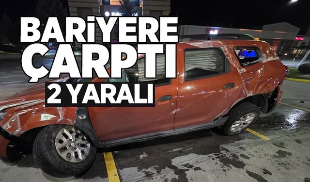 OTOMOBİL YOLDAN ÇIKARAK BARİYERLERE ÇARPTI, 2 KİŞİ YARALANDI