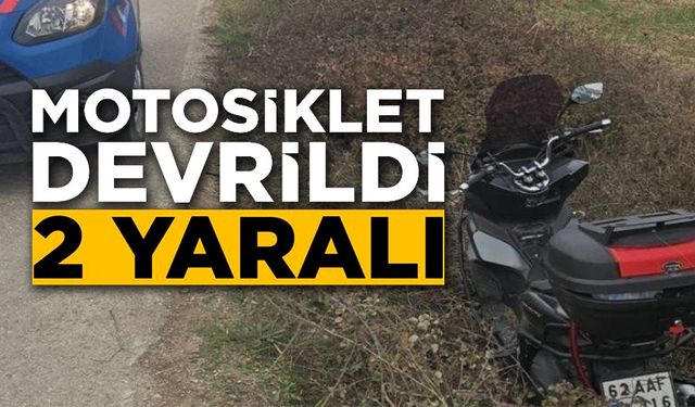 KONTROLDEN ÇIKAN MOTOSİKLET DEVRİLİRKEN, 2 KİŞİ YARALANDI