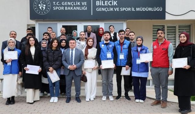 GÖNÜLLÜ GENÇLERE TEŞEKKÜR BELGELERİ TAKDİM EDİLDİ