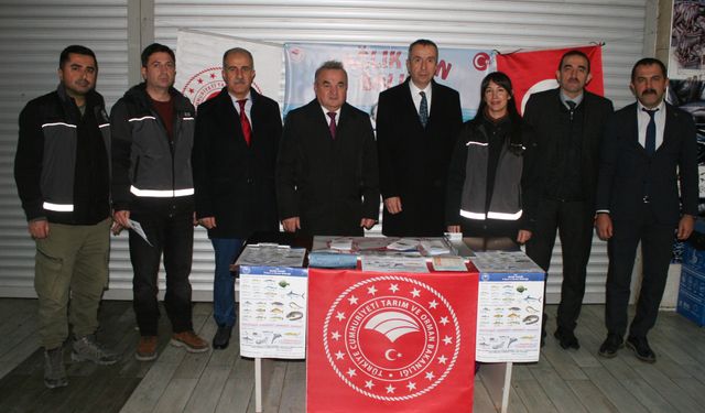 VATANDAŞLARI BİLGİLENDİRMEK İÇİN PAZARDA "SAĞLIK İÇİN BALIK" KONULU STANT KURULDU