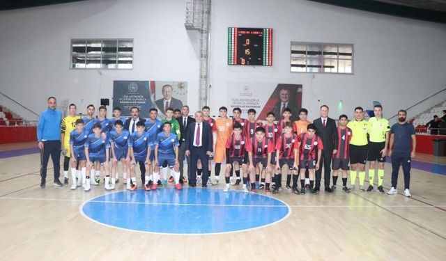 KAYMAKAM ÖZTÜRK OKUL SPORLARI GENÇ ERKEKLER FUTSAL GRUP MAÇLARINI TAKİP ETTİ