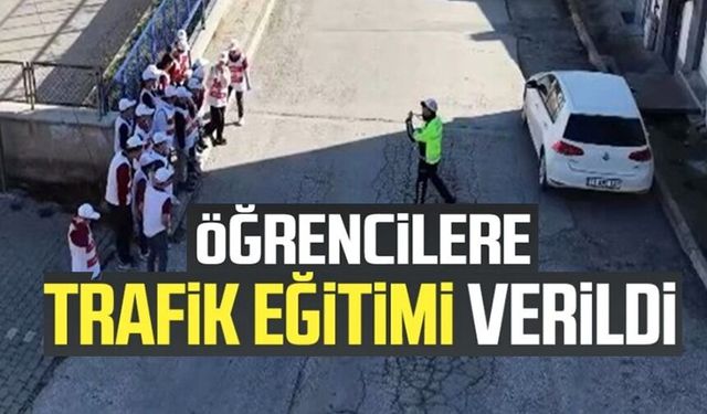 ÖĞRENCİLERE OKUL GEÇİDİ GÖREVLİSİ EĞİTİMİ