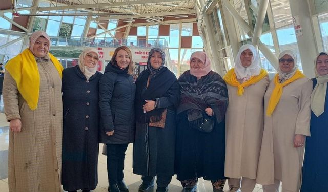 BAŞKAN TEKİN UMRE YOLCULARINI DUALARLA UĞURLADI