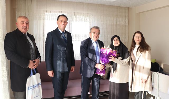 EVDE EĞİTİM ÖĞRENCİSİNE KARNE SEVİNCİ