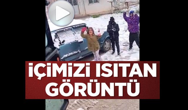 ÇOCUKLAR KARLARI TEMİZLEMESİN DİYE TEMİZLEME ARACINI KARTOPUNA TUTTU