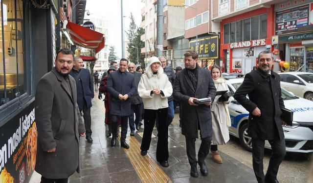 ESNAF VE VATANDAŞLARIN YENİ YILLARINI KUTLADI