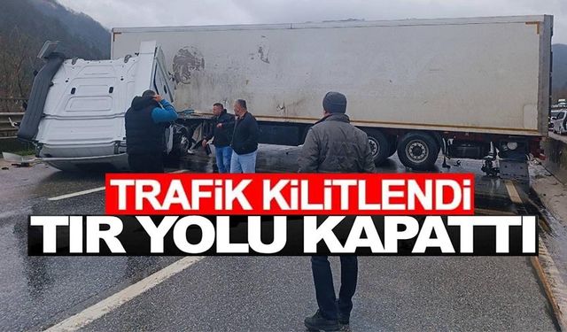 D-650 YOLUNDA TRAFİĞİ DURDURAN KAZA