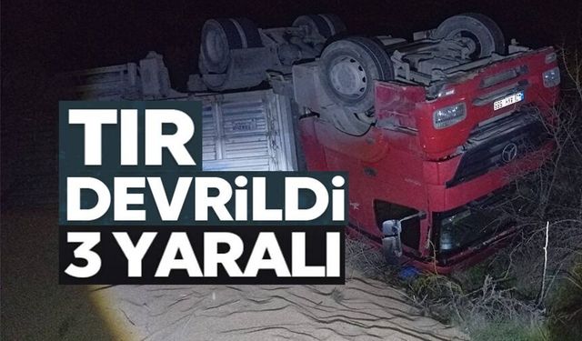 SEYİR HALİNDEKİ TIR DEVRİLDİ; 3 YARALI
