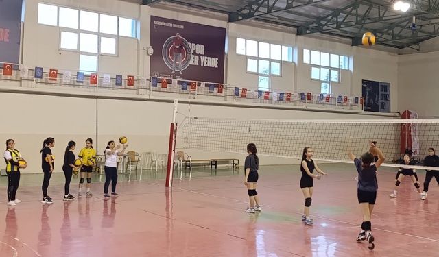 VOLEYBOL BRANŞINDA ALTYAPI ÇALIŞMALARI DEVAM EDİYOR