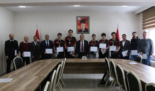 KAYMAKAM ÖZTÜRK: "GENÇLERİMİZİN HER ALANDA YANINDA OLMAYA VE ONLARI DESTEKLEMEYE DEVAM EDECEĞİZ"