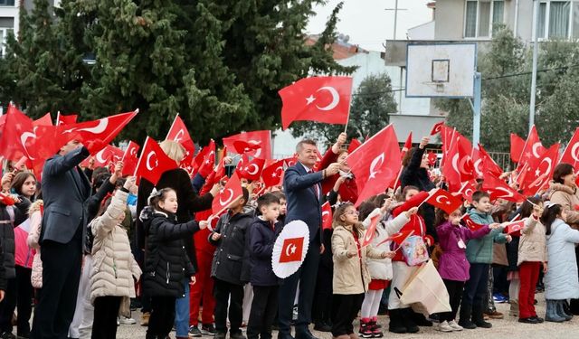ERTUĞRULGAZİ İLKOKULU'NDA İKİNCİ DÖNEMİN İLK DERSİ BAYRAK TEMASIYLA YAPILDI