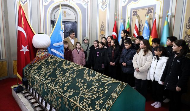 SÖĞÜT'E GELEN ÖĞRENCİLERE BAŞKAN DURGUT ERTUĞRULGAZİ TÜRBESİ'NDE REHBERLİK ETTİ