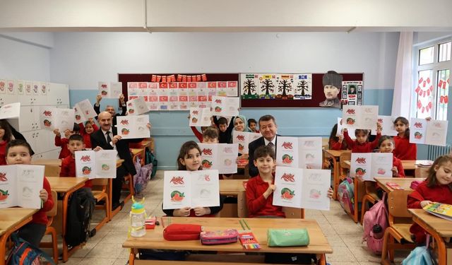 ‘BİLECİK'İ HERKES BİLECEK' BOYAMA KİTABI ÖĞRENCİLERE DAĞITILDI