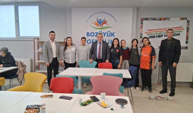 KAYMAKAM ÖZTÜRK BOZÜYÜK GENÇLİK VE SPOR MERKEZİ'NDE ÖĞRENCİLERLE BULUŞTU