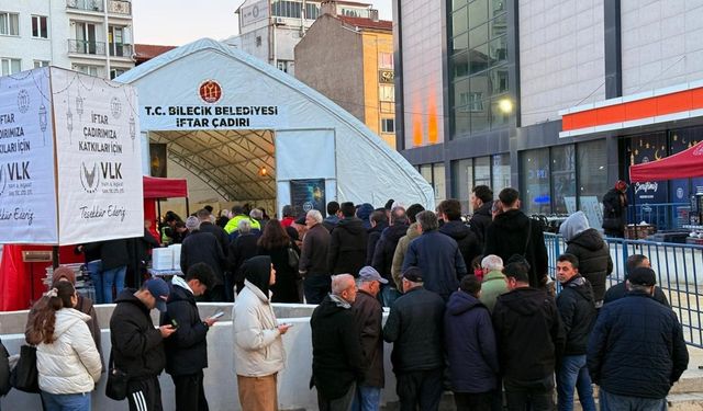 İLK İFTARDA BİNLERCE KİŞİ AYNI SOFRADA BULUŞTU