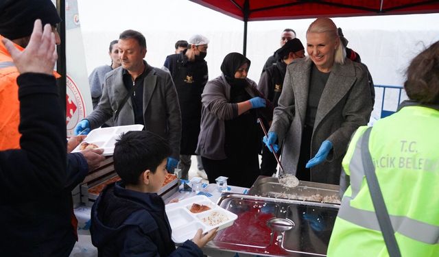 İFTAR SOFRASINDA BİNLERCE KİŞİ BULUŞUYOR