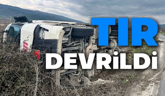 TIR ŞARAMPOLE DEVRİLDİ