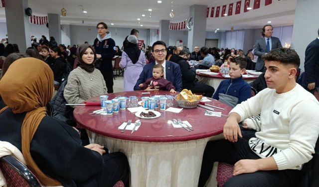 400 ÖĞRENCİYLE DAYANIŞMA SOFRASI KURULDU