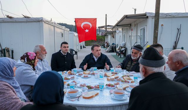 BÜYÜK YANGIN SONRASI YARALARINI SARAN VATANDAŞLAR İFTARDA BİR ARAYA GELDİ