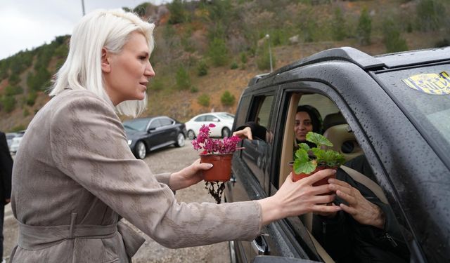 BAŞKAN SUBAŞI, MEZARLIK ZİYARETİNDE VATANDAŞLARA ÇİÇEK DAĞITTI
