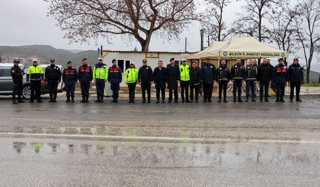 VALİ SÖZER DENETİM NOKTASINDA GÜVENLİK GÜÇLERİYLE BAYRAMLAŞTI