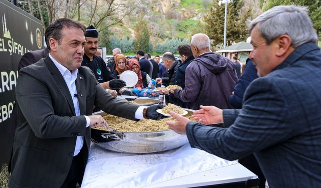 VALİ SÖZER’DEN ŞEYH EDEBALİ TÜRBESİ’NDE VATANDAŞLARA ŞİFALI PİLAV İKRAMI