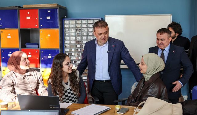 VALİ SÖZER GENÇLİK MERKEZİ'NDEKİ FAALİYETLERİ YERİNDE İNCELEDİ