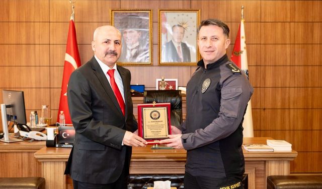 EMEKLİYE AYRILAN KOMİSERE PLAKET TAKDİM EDİLDİ