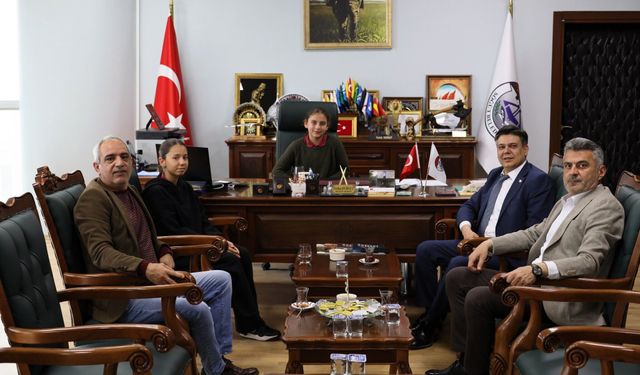 23 NİSAN'DA BAŞKANLIK KOLTUĞU ÖĞRENCİLERE DEVREDİLDİ