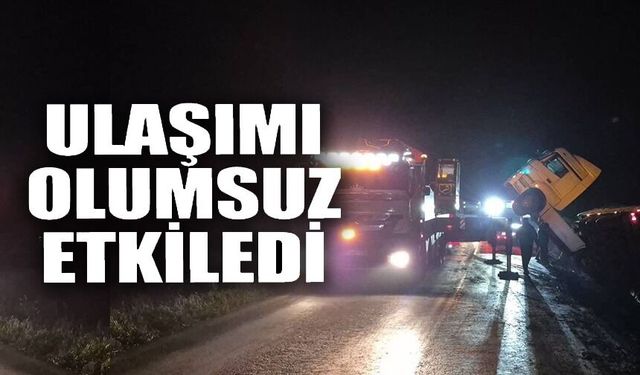 DEVRİLEN TIR TRAFİĞİ OLUMSUZ ETKİLEDİ