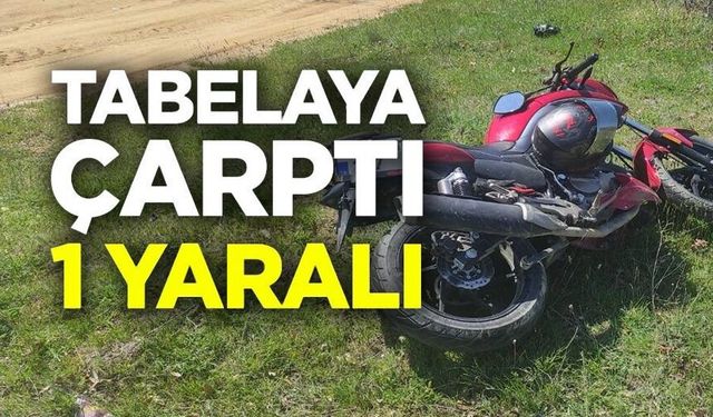 MOTOSİKLET TRAFİK TABELASINA ÇARPTI: 1 YARALI