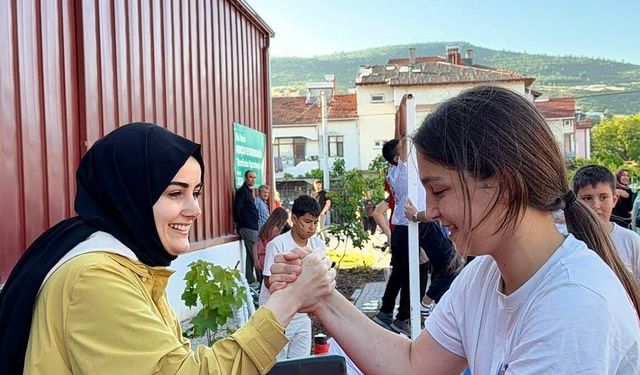 KAYMAKAM KILIÇ ÇOCUKLARLA BİLEK GÜREŞİ YAPTI