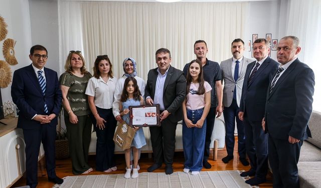 VALİ SÖZER, EVDE EĞİTİM GÖREN ÖĞRENCİLERİN KARNE SEVİNCİNE ORTAK OLDU