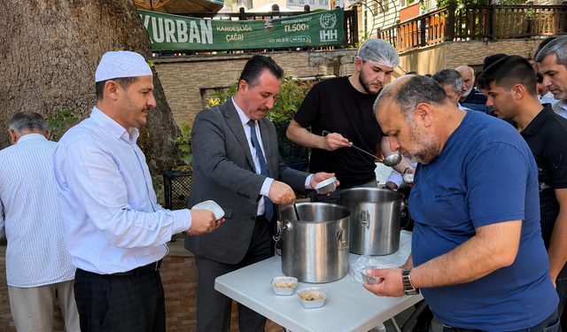 İL MÜFTÜSÜ DİLEK KAZAN BAŞINA GEÇEREK AŞURE DAĞITTI