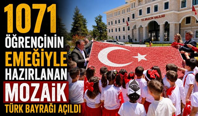 1071 ÖĞRENCİNİN EMEĞİYLE HAZIRLANAN MOZAİK TÜRK BAYRAĞI AÇILDI