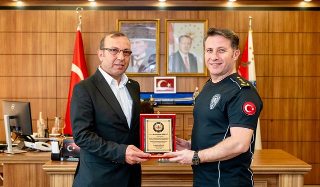 EMEKLİYE AYRILAN POLİS MEMURUNA VEDA PLAKETİ