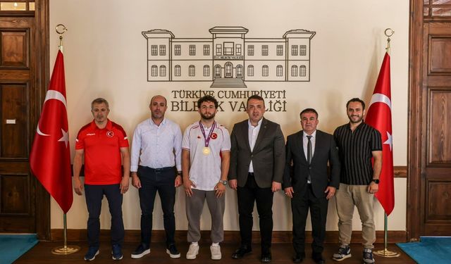 AVRUPA ŞAMPİYONU GÜREŞÇİYE VALİ SÖZER’DEN TEBRİK