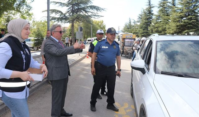 OKUL ÖNLERİNDE YAYA VE SÜRÜCÜLERE TRAFİK BİLGİLENDİRMESİ