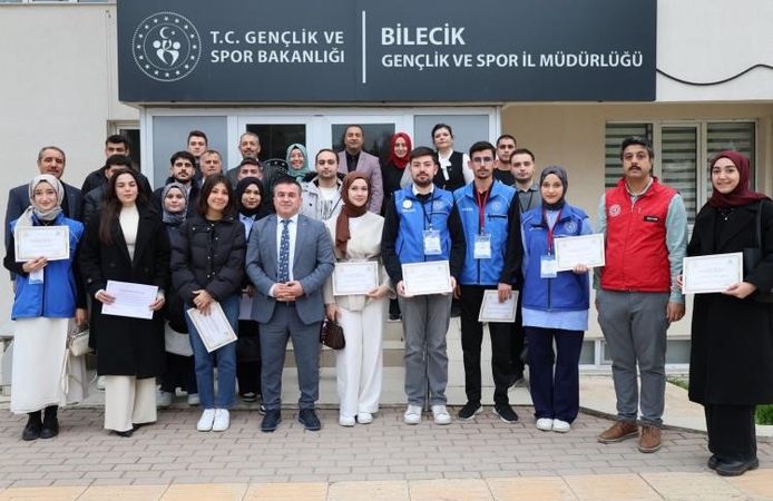 GÖNÜLLÜ GENÇLERE TEŞEKKÜR BELGELERİ TAKDİM EDİLDİ