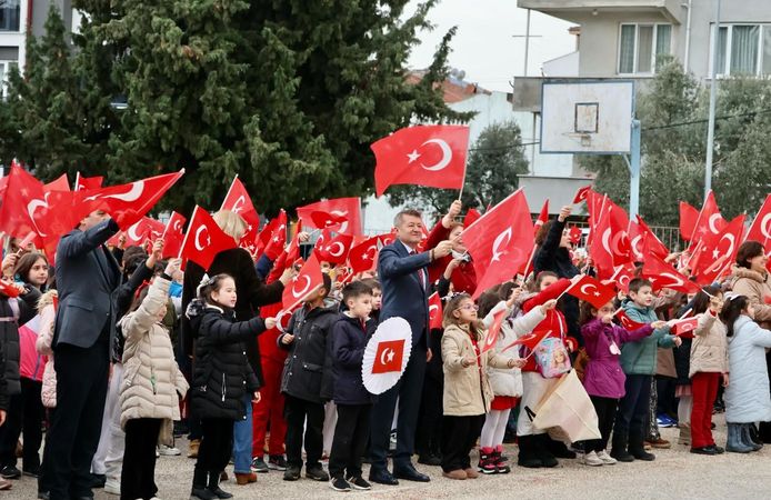 ERTUĞRULGAZİ İLKOKULU'NDA İKİNCİ DÖNEMİN İLK DERSİ BAYRAK TEMASIYLA YAPILDI