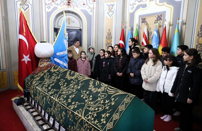 SÖĞÜT'E GELEN ÖĞRENCİLERE BAŞKAN DURGUT ERTUĞRULGAZİ TÜRBESİ'NDE REHBERLİK ETTİ