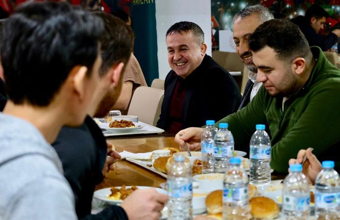 İL MÜDÜRÜ RAMAZAN DEMİR ÖĞRENCİLERE YEMEK DAĞITTI