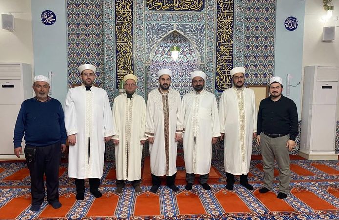 ENDERUN USULÜ TERAVİH NAMAZI KILINIYOR